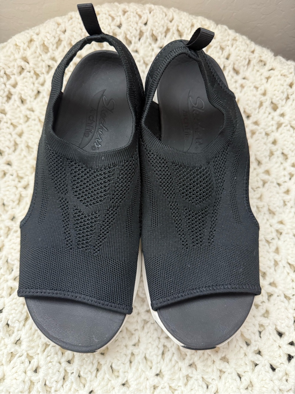 Skechers Arch Fit Women’s Black/White Slip-On Sandals Arch Support Platform 9